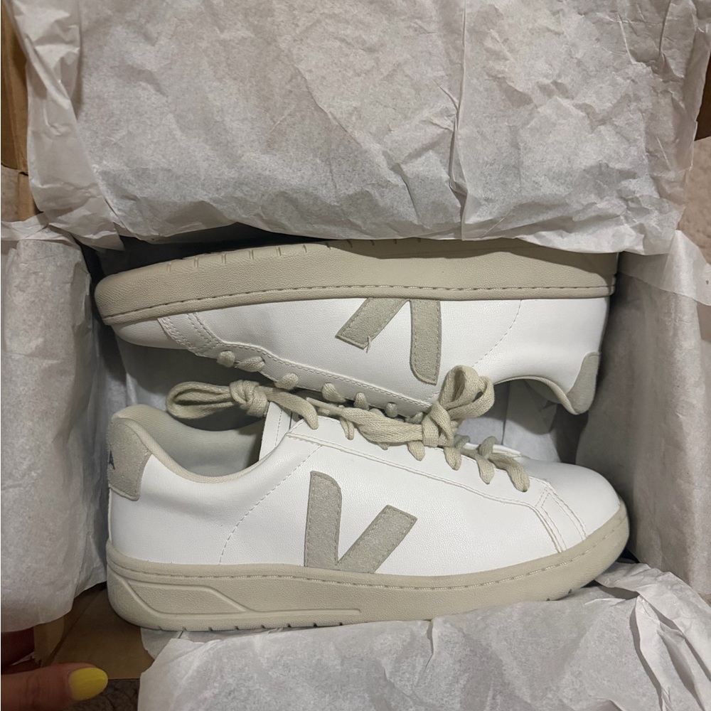 Veja Women’s Leather Sneakers – Cream/Beige